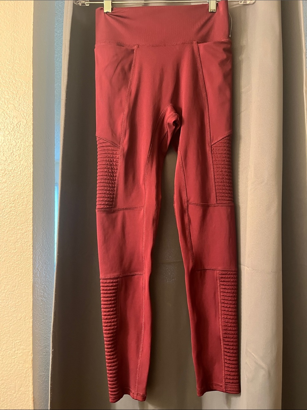Fabletics women’s Ribbed Panel Leggings - Burgundy Red